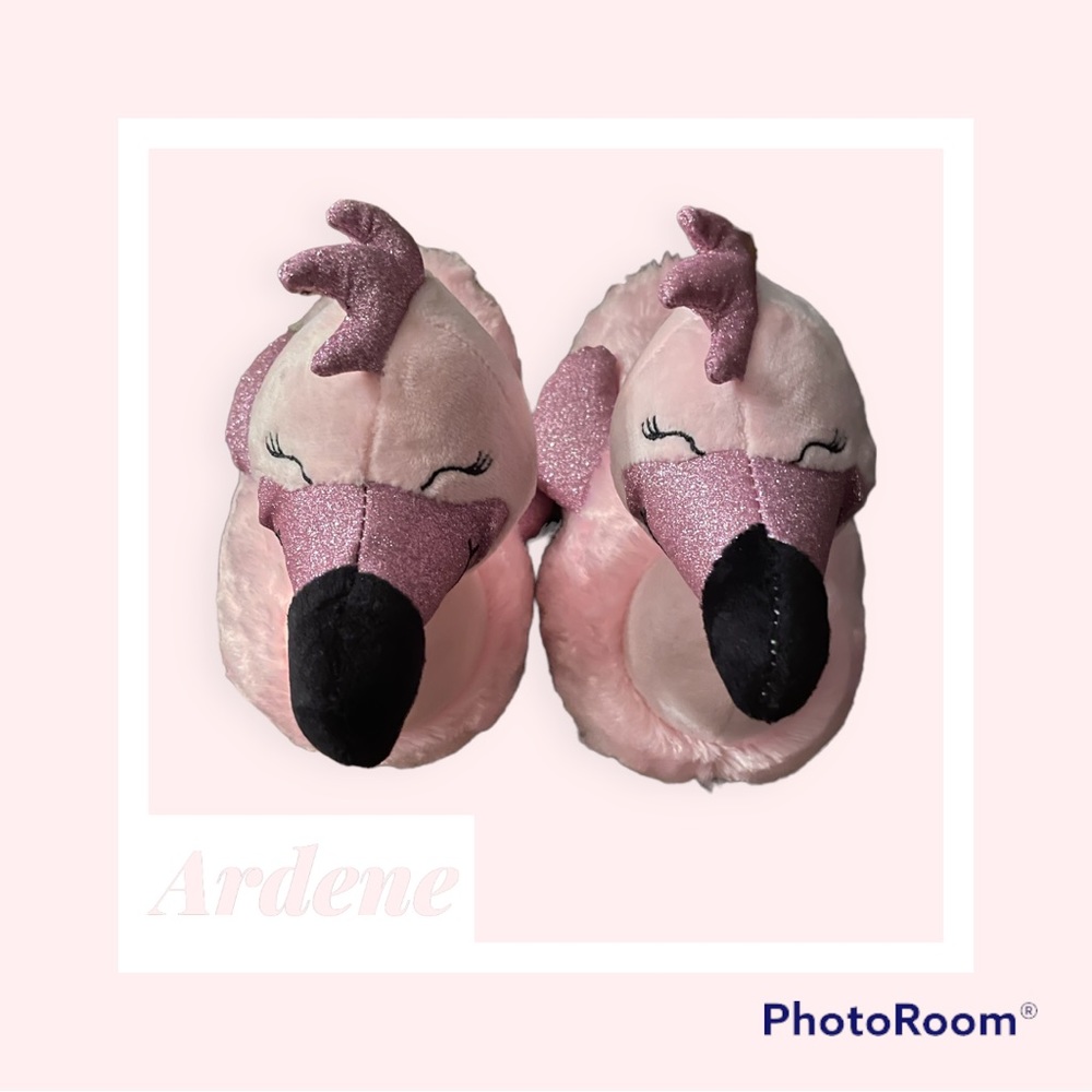 BNWT Ardene Pink Plushy Flamingo Slippers 🦩